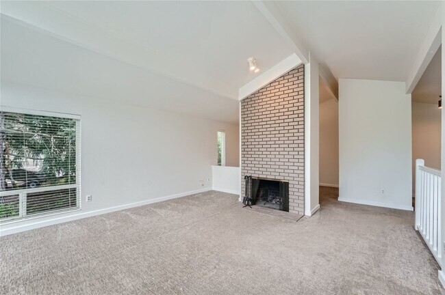 Building Photo - Amazing 4Bed/2.5Bath Home with Fully Fenced Backyard in Bellevue!