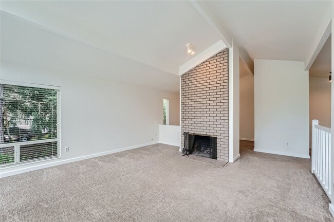 Building Photo - AWESOME Split Level 4 Bedroom Home in Bell...