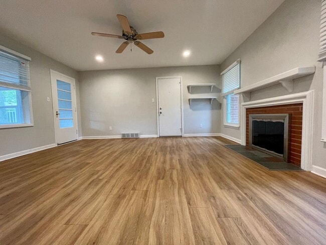 Building Photo - GORGEOUS AND SPACIOUS, 3 BED/2BATH RANCH H...