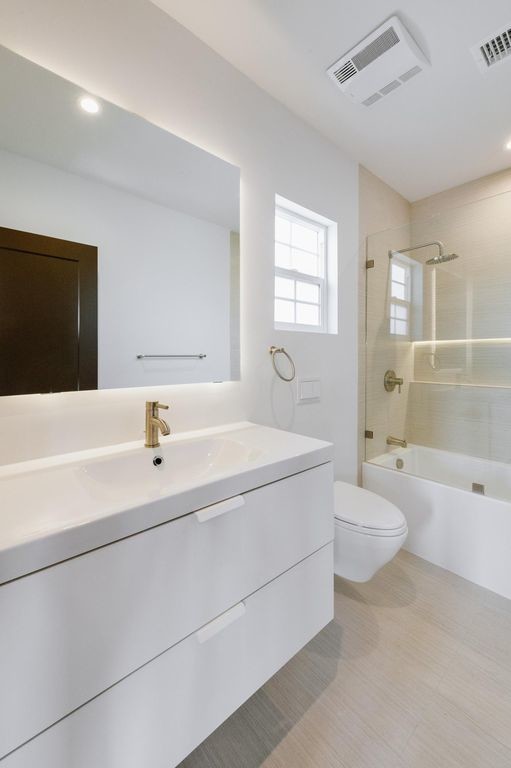 Master bath with tub - 5257 S San Vicente Blvd