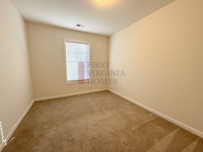 Building Photo - Two story townhouse w/ 3 bedrooms,2.5 baths