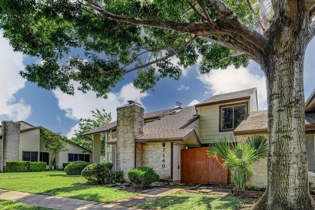 Building Photo - Houston Living in a Spacious Townhome