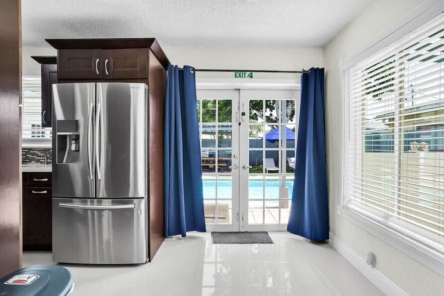 Building Photo - 6452 Custer St