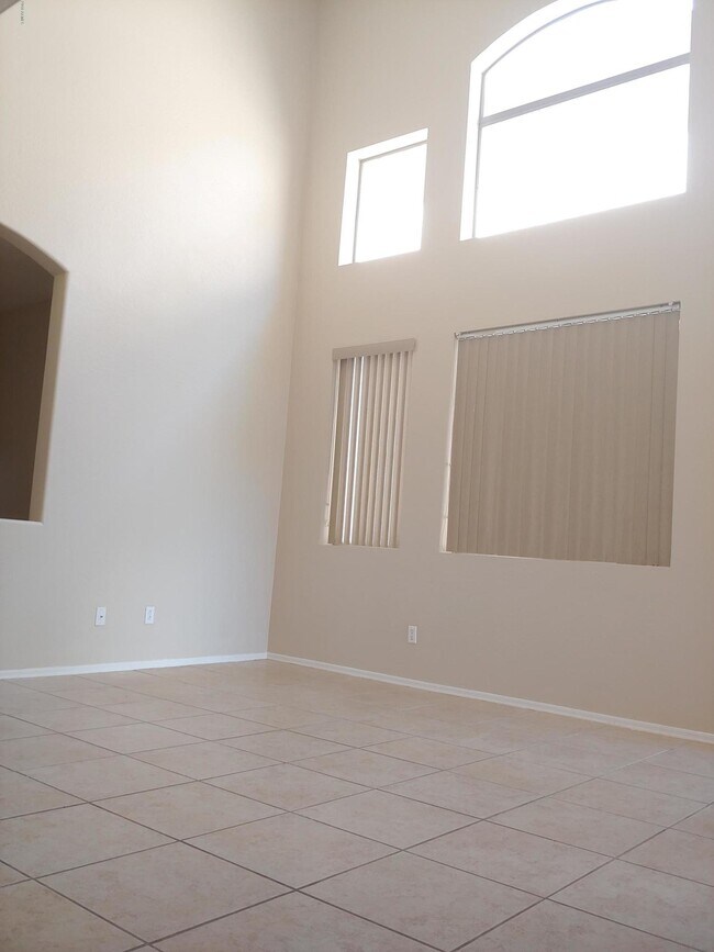 Building Photo - 1922 N 106th Ln