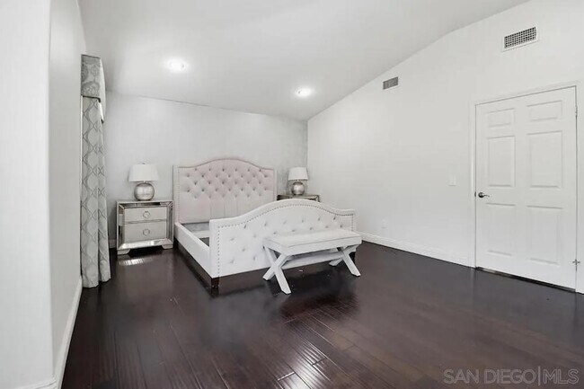 Building Photo - 561 Bayona Loop