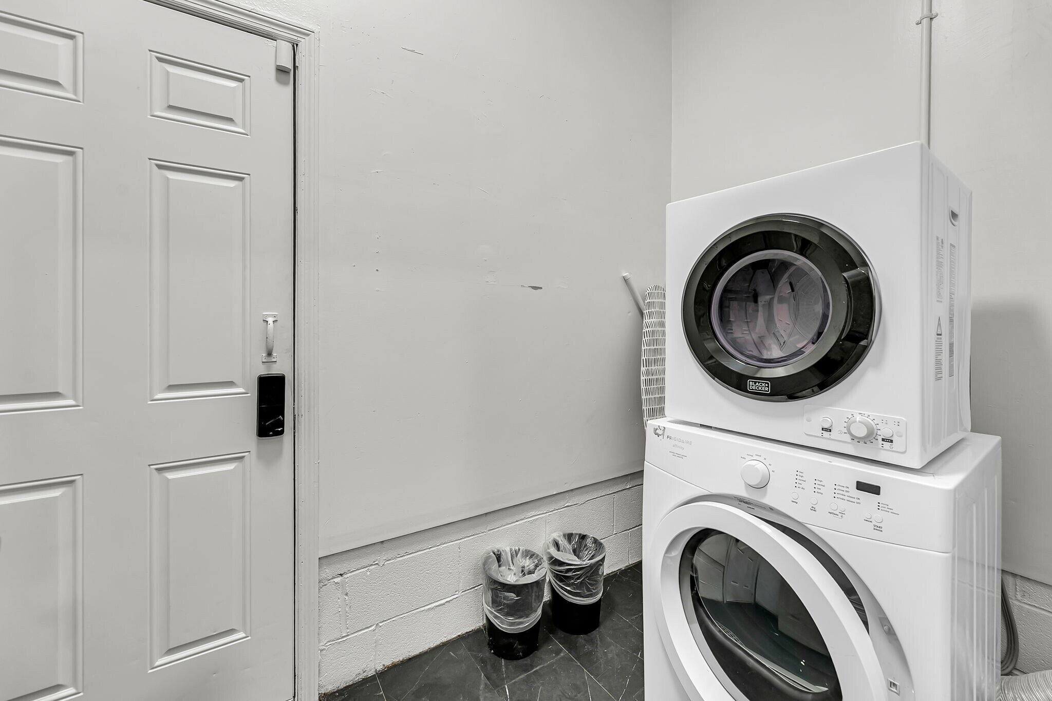 Building Photo - 1417 Rainbow Rd