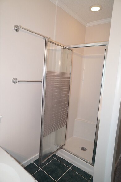 Building Photo - 1133 Oakcrest Dr