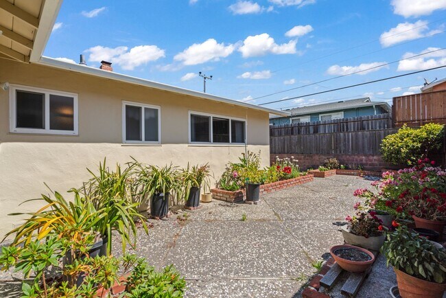 Building Photo - Charming and Immaculate Home for Rent in S...