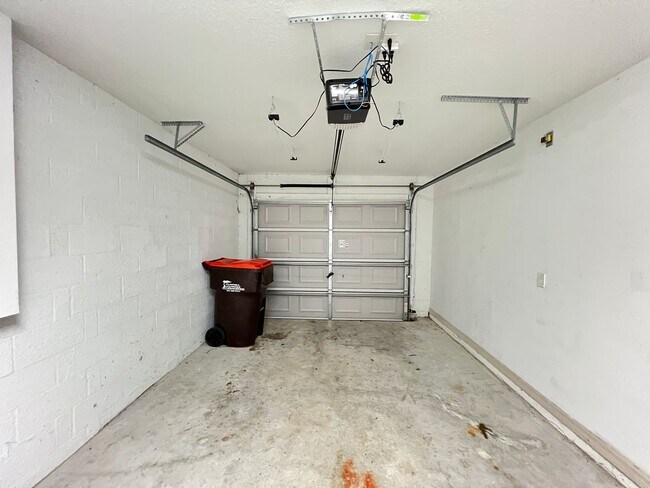 Building Photo - INCREDIBLE 3 Bedroom, 2 Bathroom Home in Ocala!!