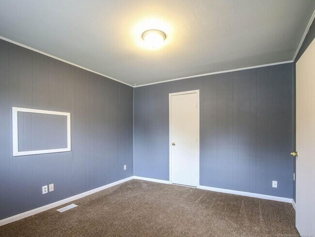 Building Photo - Available Now! 3 Bed / Bath & Large Backyard! Price drop!