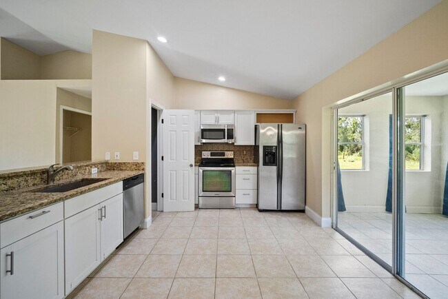 Building Photo - Beautiful 3 bedrooms+ DEN 2 bathrooms sing...