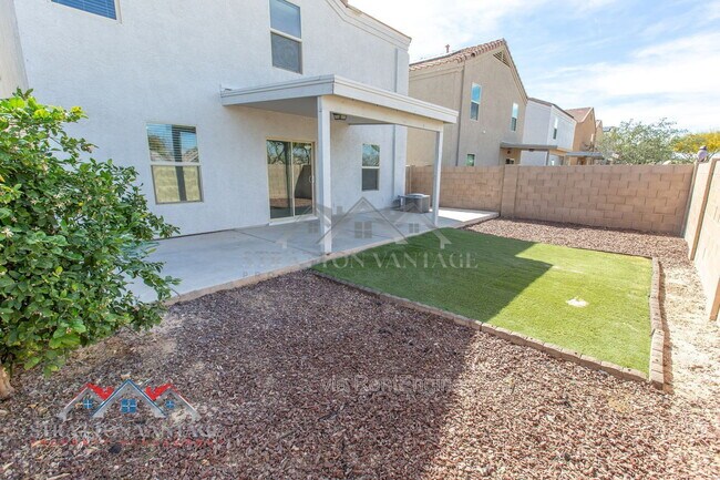 Building Photo - 5926 E Oasis Blvd