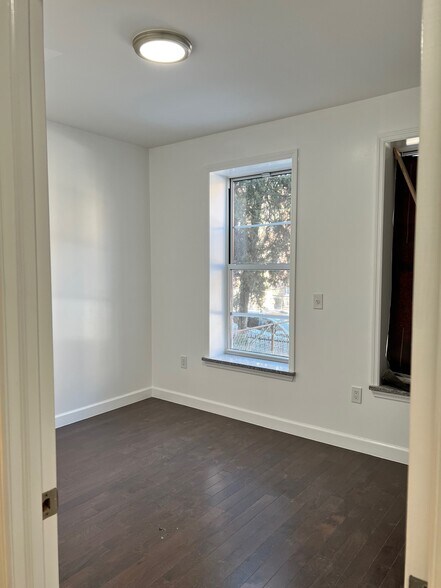 Building Photo - 758 46th St