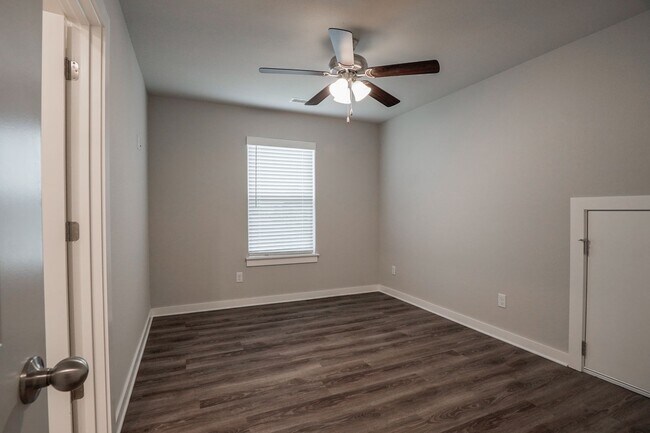 Building Photo - 4 bedroom 3.5 bath home!