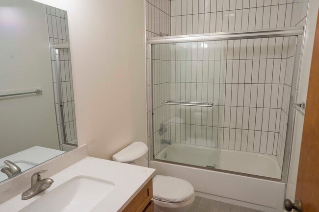 Building Photo - Mid-floor Flat in a duplex located in the Inner Richmond / Laurel Heights.
