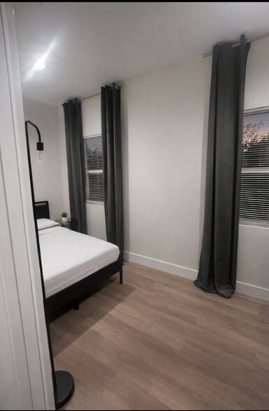 Building Photo - 801 E Knollwood St