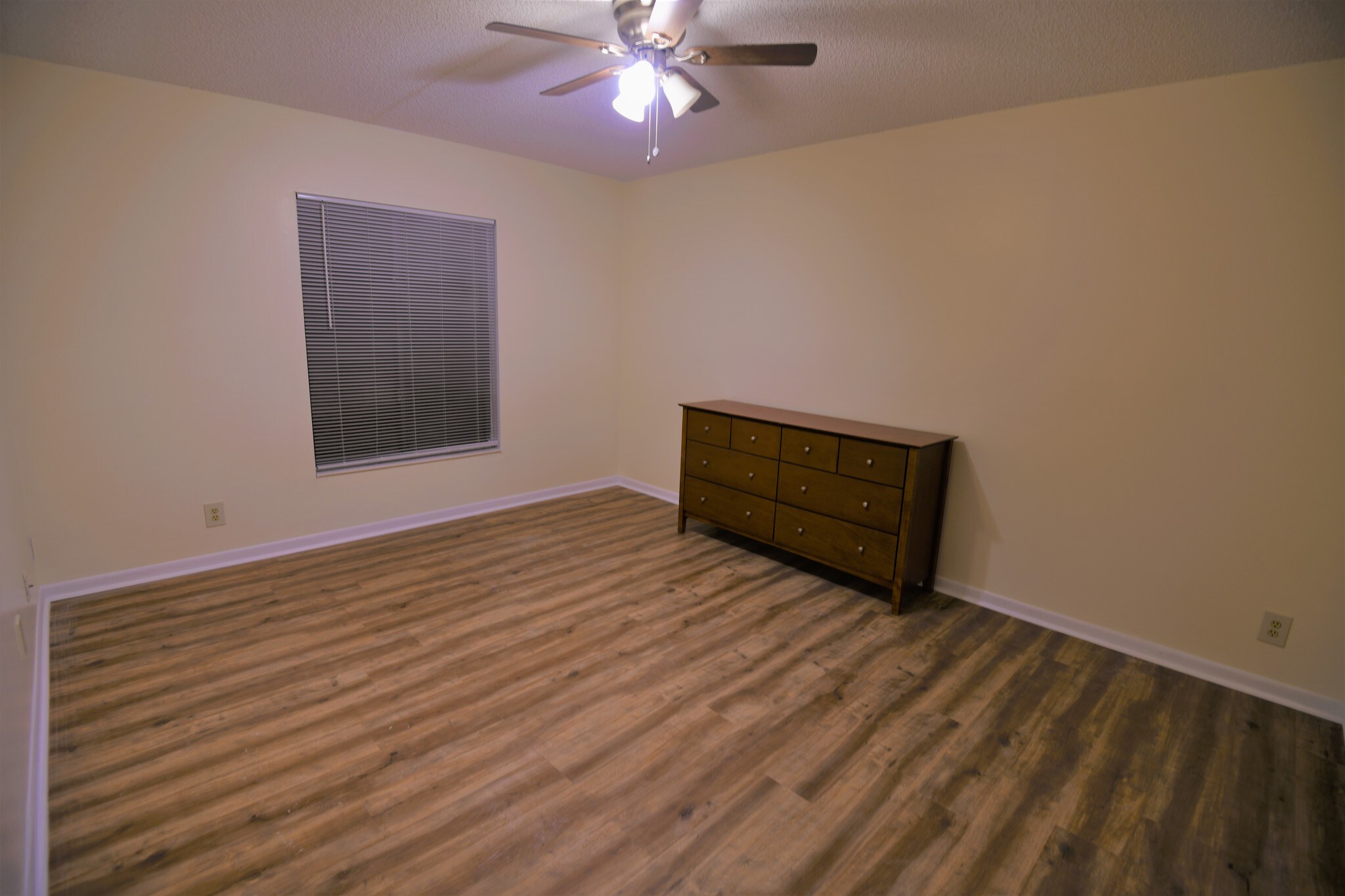 Large master bedroom suite. - 2732 SW Matheson Ave