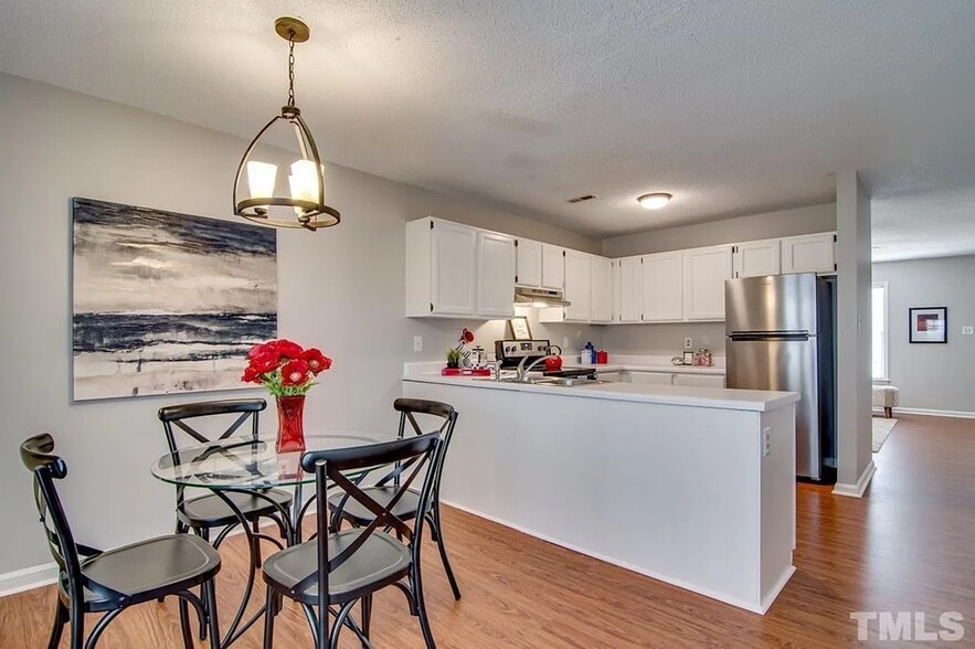 Building Photo - 2615 Camellia Dr