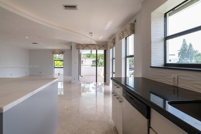 Building Photo - 76 Isle of Venice Dr