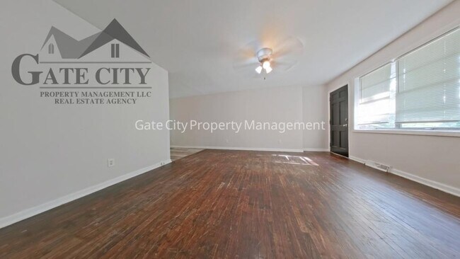 Building Photo - 2021 Maywood St