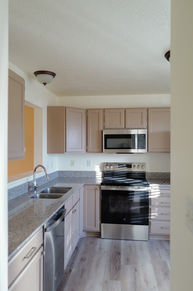 Building Photo - 800 Hamlet Cir S