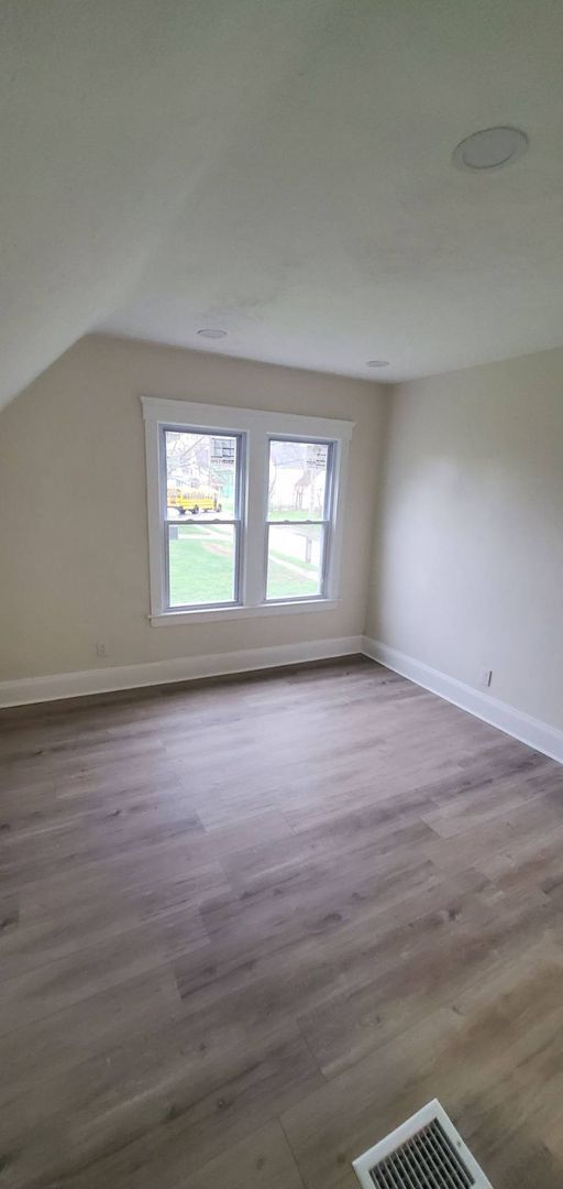 Building Photo - Charming 3-Bedroom Property in Prime Location