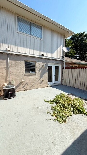 Building Photo - NORTH EAST SIDE 2 BEDROOM TOWNHOME AVAILABLE NOW!