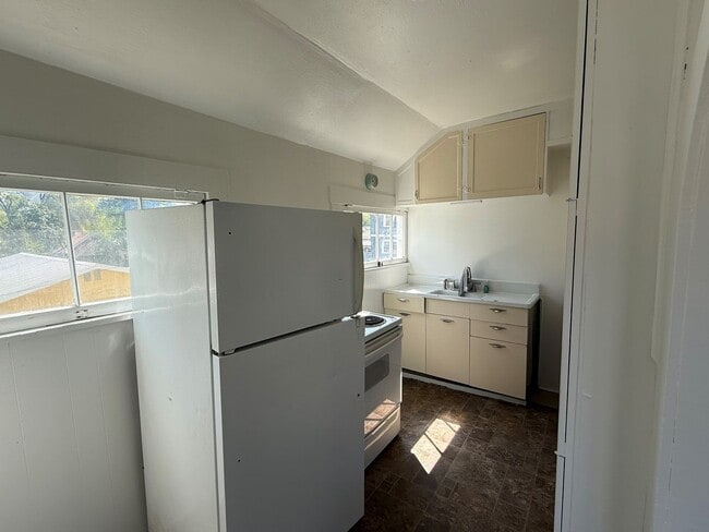 Building Photo - Now renting 1 Bedroom Home