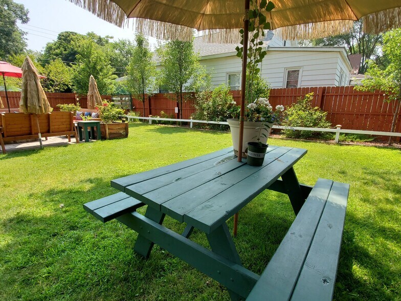 Plenty of Seating in Privacy Garden - 1211 Pine St