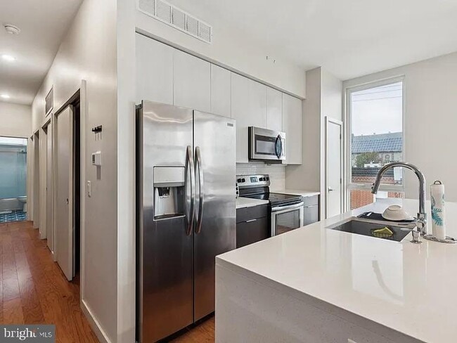 Building Photo - 820 E Thompson St