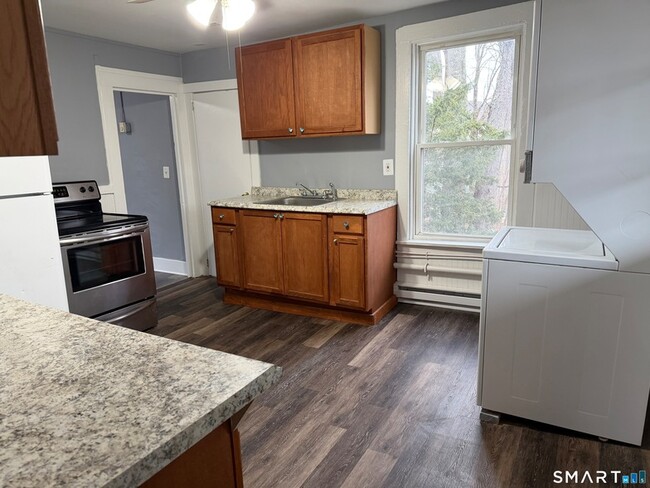 Building Photo - 112 Rockwell St