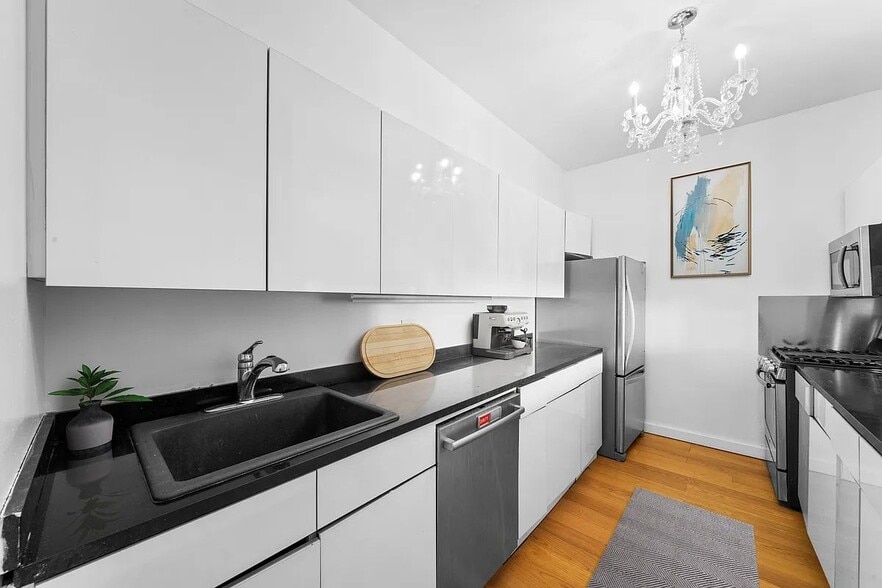 Building Photo - 2 S End Ave