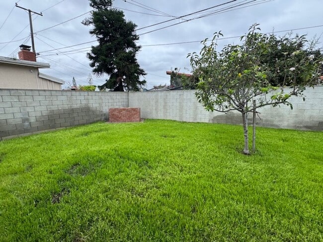 Building Photo - Beautiful 3 bedroom 2 bath HOME . . .  Clo...