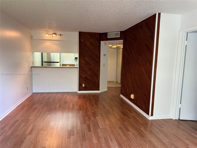 Building Photo - 9906 Twin Lakes Dr