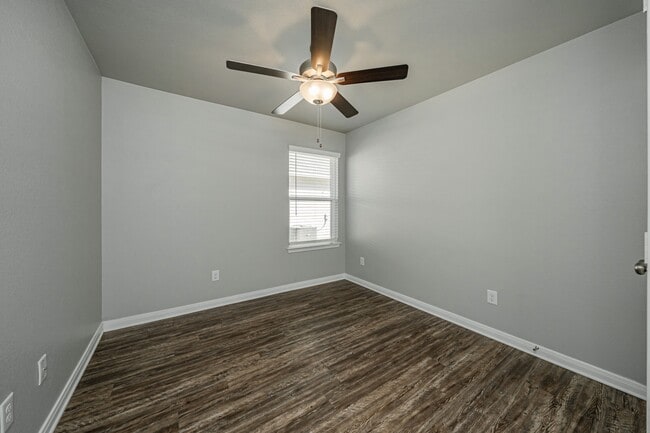 Building Photo - 525 Fallbrook Dr