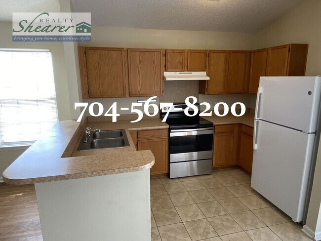 Building Photo - 3 Bed, 2 Bath Ranch in East Charlotte near...