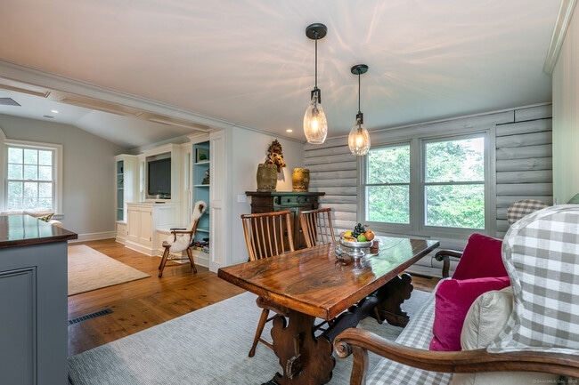 Building Photo - 1 W Woods Rd