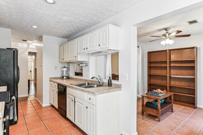 Building Photo - 19 Normandy Ct NE