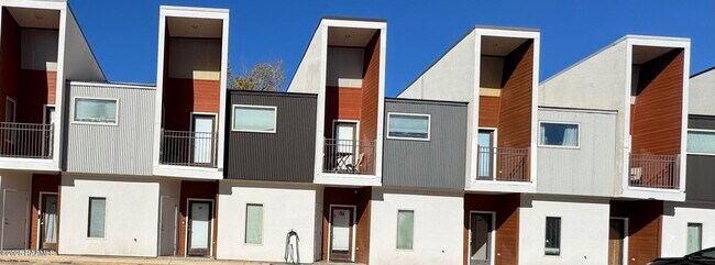 Building Photo - 113 Bayou St