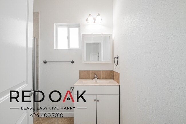 Building Photo - 731 W 46th St