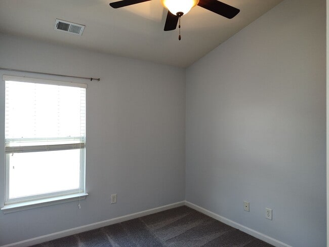 Building Photo - Move-in ready, Townhome Located in the Bra...