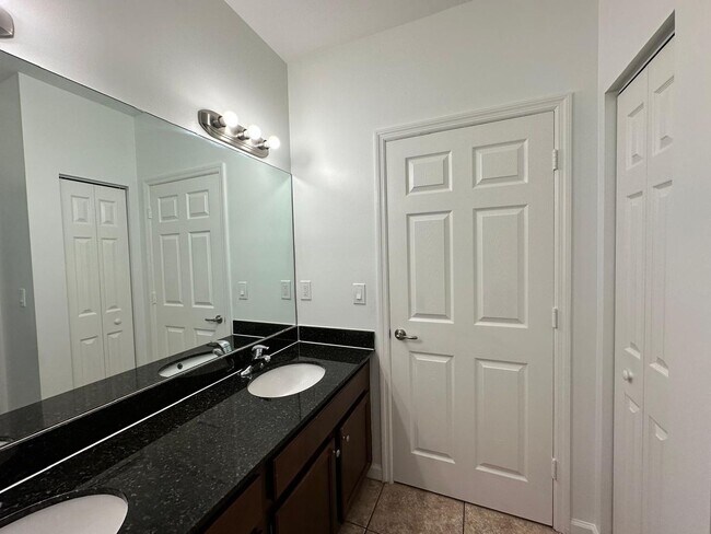 Building Photo - 1045 Villas LLC (1035 NE 10th Ave)