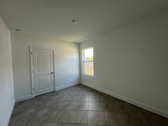 Building Photo - Annual Rental in Port St Lucie