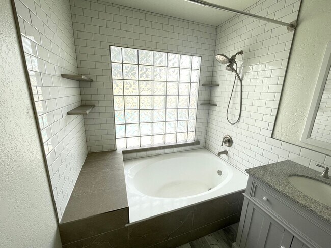 Building Photo - 1609 N Longmore St
