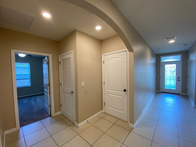 Building Photo - Oak Hill Plantation - 4/2/2 **Won't Last**