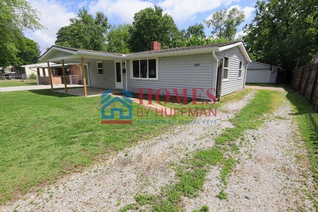 Building Photo - Three Bedroom | Detached Garage