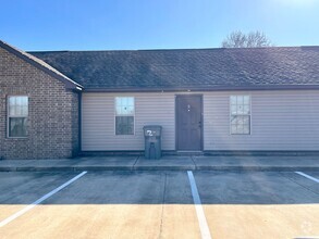 Building Photo - 2 bed / 1 bath available now!