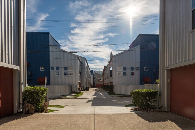 Building Photo - 807 Robin St