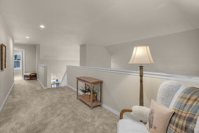 Building Photo - Stunning furnished home located in the des...