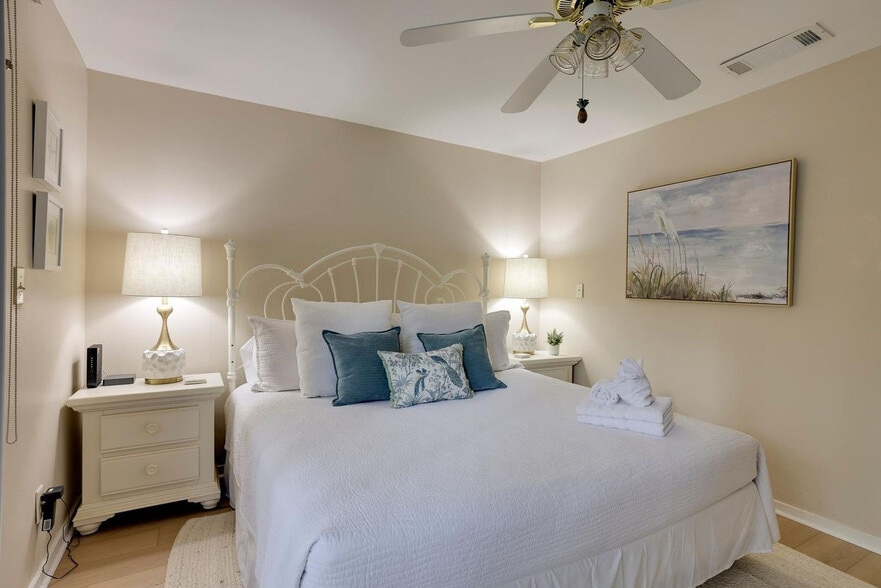 Building Photo - 45 Queens Folly Rd